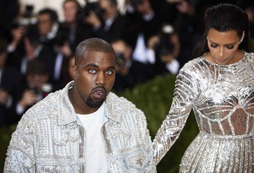 Sobri e poco vistosi Kanye West con la moglie Kim Kardashian